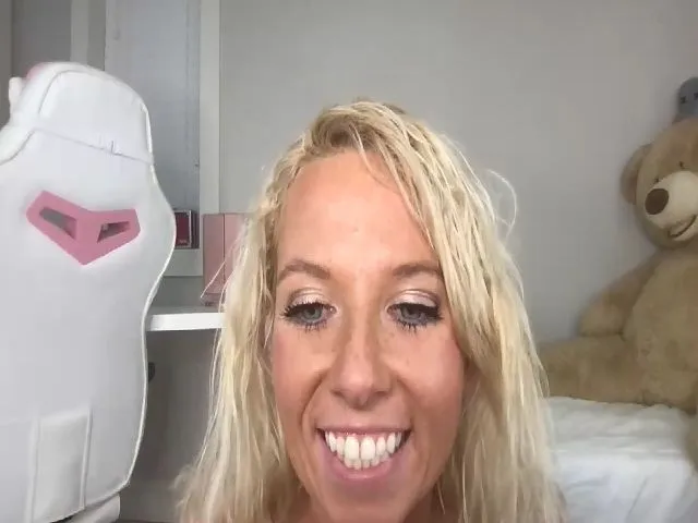 Live sex webcam photo for LemonBarbie #274009052