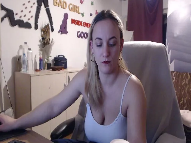 Live sex webcam photo for LiaMelanyy #272390898