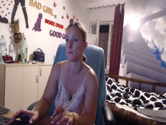 Live sex webcam photo for LiaMelanyy #273828995