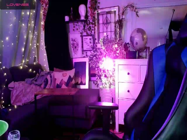 Live sex webcam photo for LilSadie #271859199