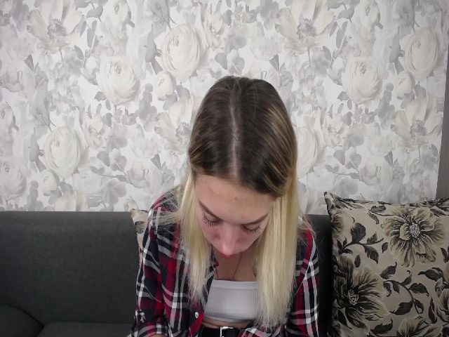 Live sex webcam photo for Lil_Evelyn #274388790