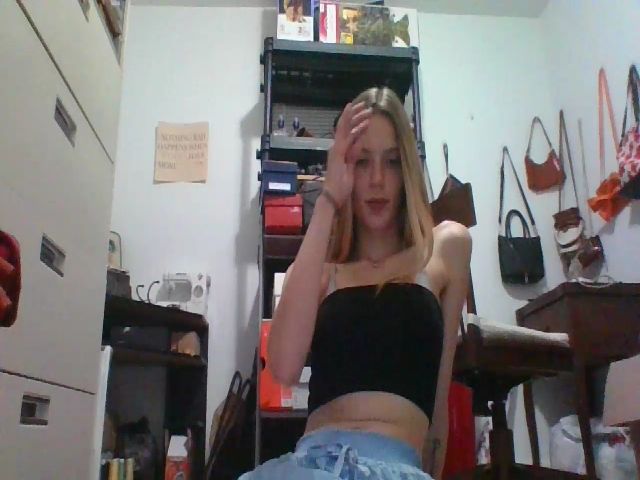 Live sex webcam photo for Lilbabyashxxx #274236733