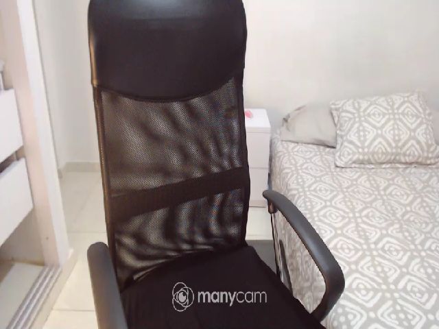 Live sex webcam photo for Lilleeychriis #272151591