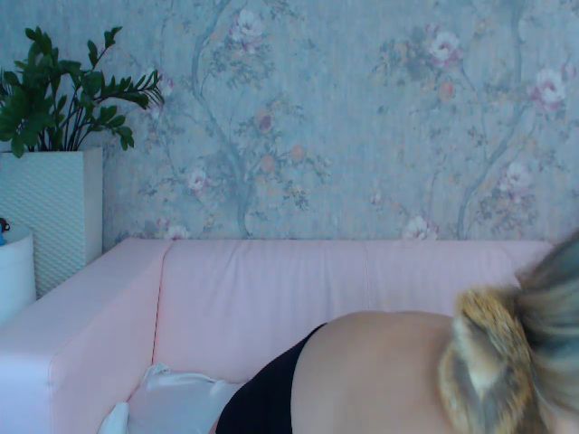 Live sex webcam photo for Lilly_Diaz #287880742