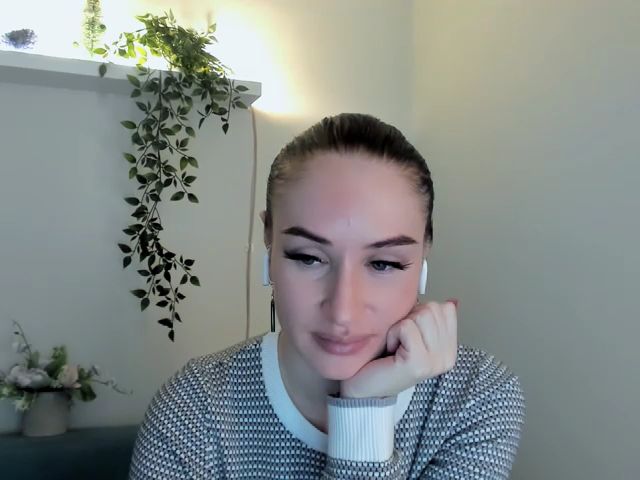 Live sex webcam photo for Lilly_Shine #271928747