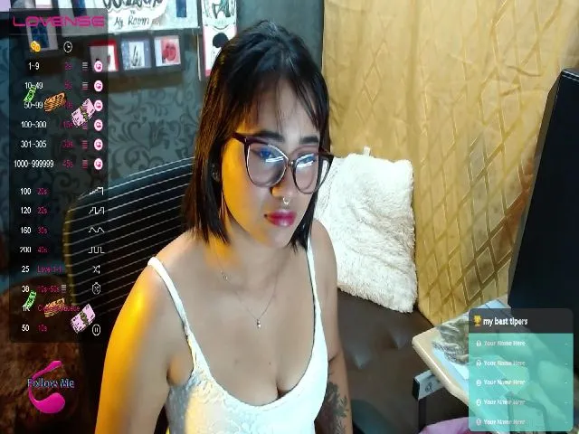 Live sex webcam photo for Lillyqueen1 #273654782