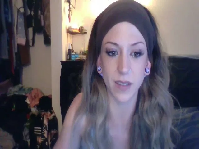 Live sex webcam photo for LilreD222 #274584059