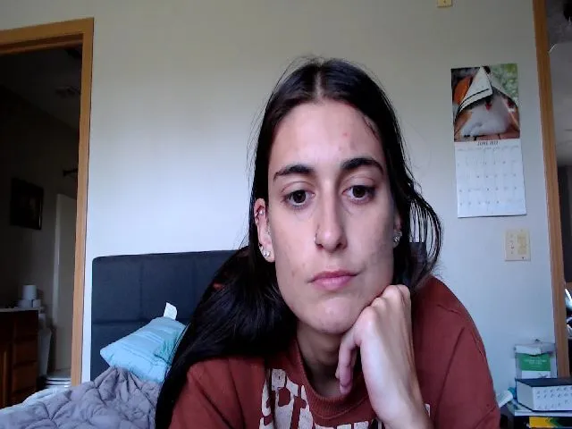 Live sex webcam photo for LilyLou23 #273890914