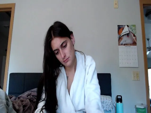 Live sex webcam photo for LilyLou23 #273902771