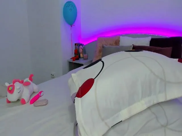 Live sex webcam photo for LinziLexi #272804897