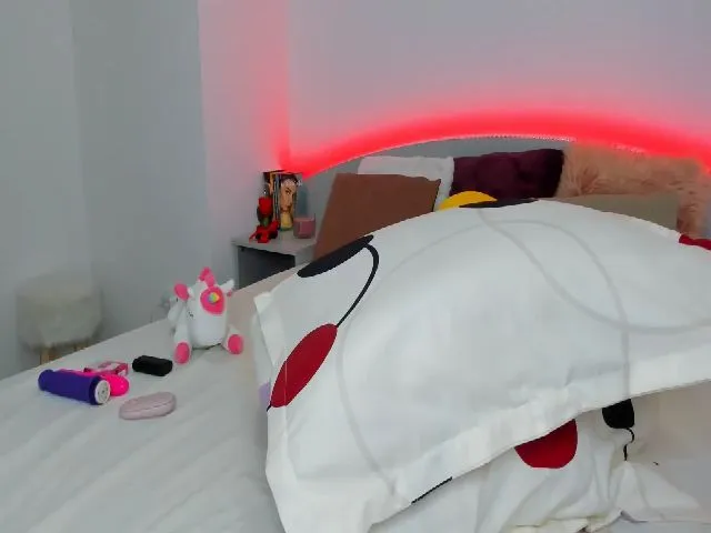 Live sex webcam photo for LinziLexi #272880154