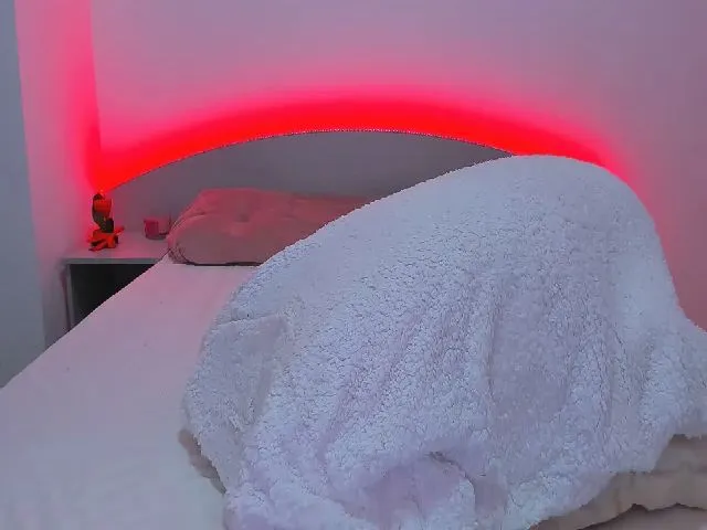 Live sex webcam photo for LinziLexi #273192747