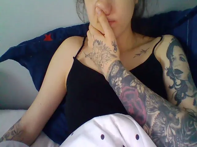 Live sex webcam photo for LinziLexi #273199016