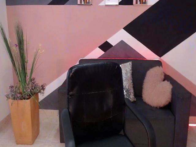 Live sex webcam photo for LisaBaker1 #272540361