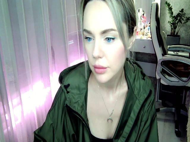 Live sex webcam photo for LisaJun #273845465