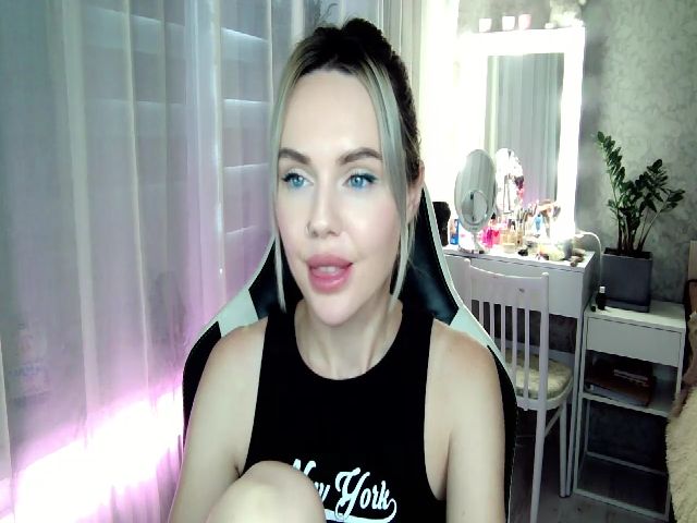 Live sex webcam photo for LisaJun #273859276