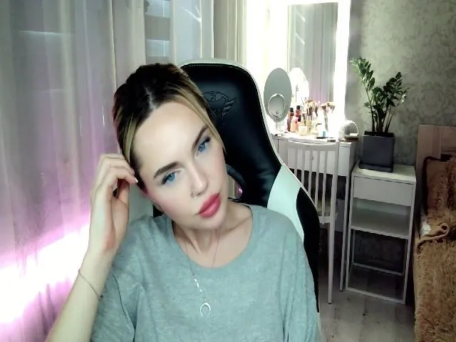 Live sex webcam photo for LisaJun #273940865