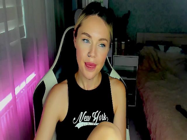 Live sex webcam photo for LisaJun #274292574