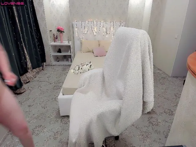 Live sex webcam photo for LittleShyyy #273917864