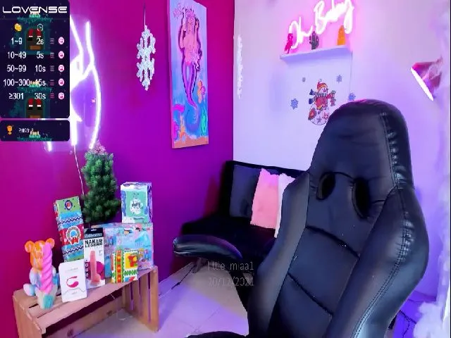 Live sex webcam photo for Little_Miaa1 #271725717