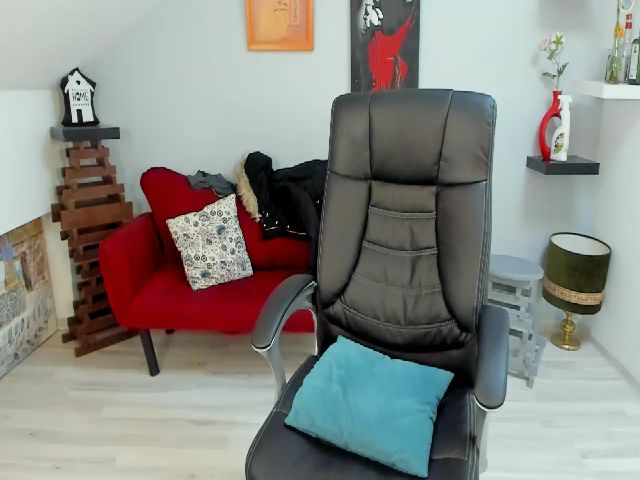 Live sex webcam photo for LizzieBrie #272265304