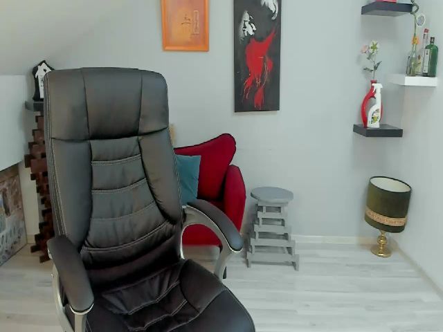 Live sex webcam photo for LizzieBrie #272384572