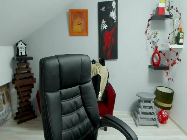 Live sex webcam photo for LizzieBrie #272592716