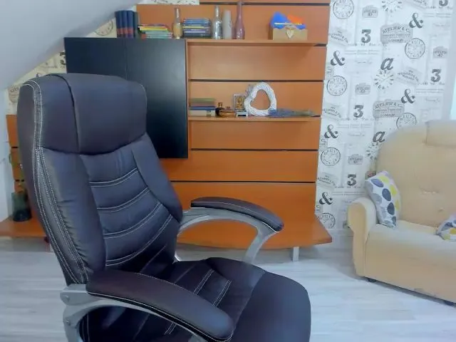 Live sex webcam photo for LizzieBrie #274062522