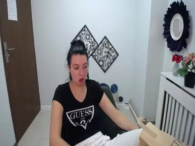 Live sex webcam photo for LizzieBrie #274122436