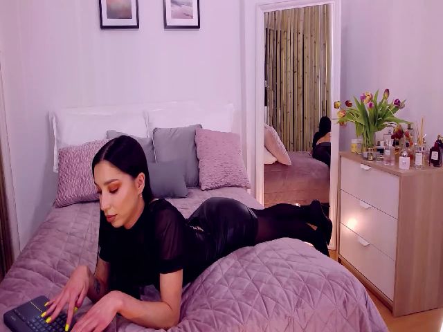 Live sex webcam photo for LolaNiceAss1 #273315377