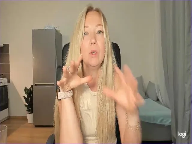 Live sex webcam photo for LoraGlow #273863350