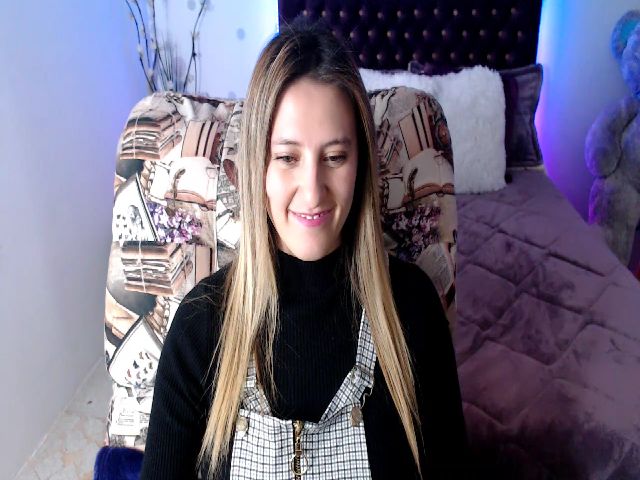 Live sex webcam photo for Lorenahot06 #273016389