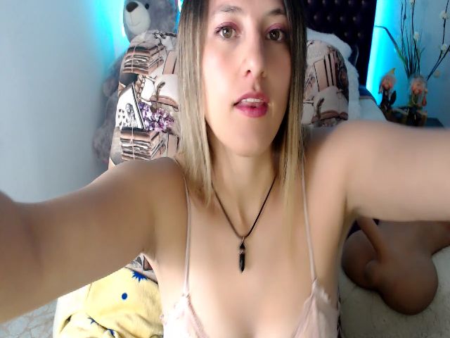 Live sex webcam photo for Lorenahot06 #274392794