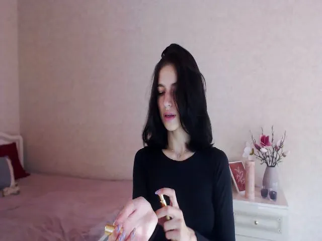 Live sex webcam photo for Loulou_ #275279418