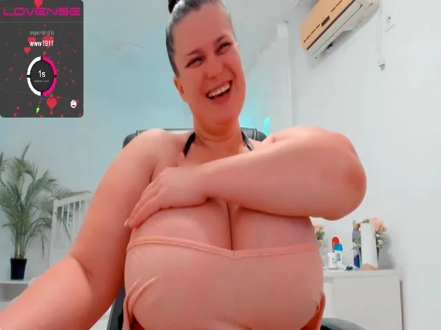 Live sex webcam photo for LovelyClara4u #271839587