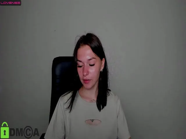 Live sex webcam photo for LovelyDjenn #274222287