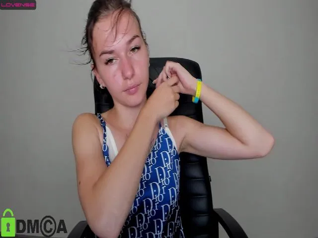 Live sex webcam photo for LovelyDjenn #274284381