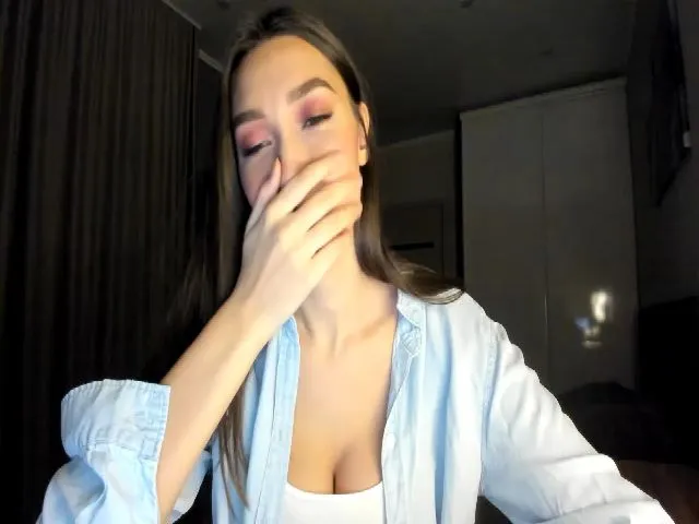 Live sex webcam photo for LuckyHoneyyy #271779577