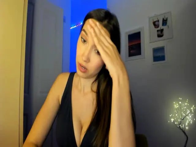 Live sex webcam photo for LuckyHoneyyy #272890716