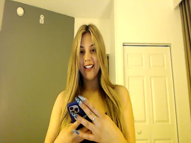 Live sex webcam photo for Lucydollaz #273336956