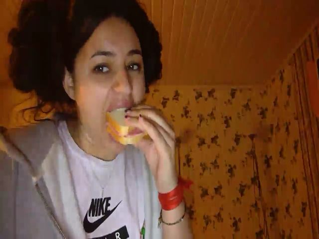 Live sex webcam photo for LuluDumy7 #272611734