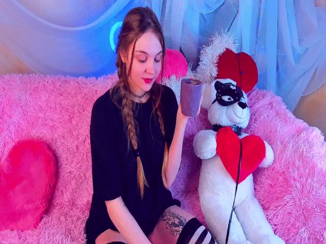 Live sex webcam photo for LunaReedS #272885480