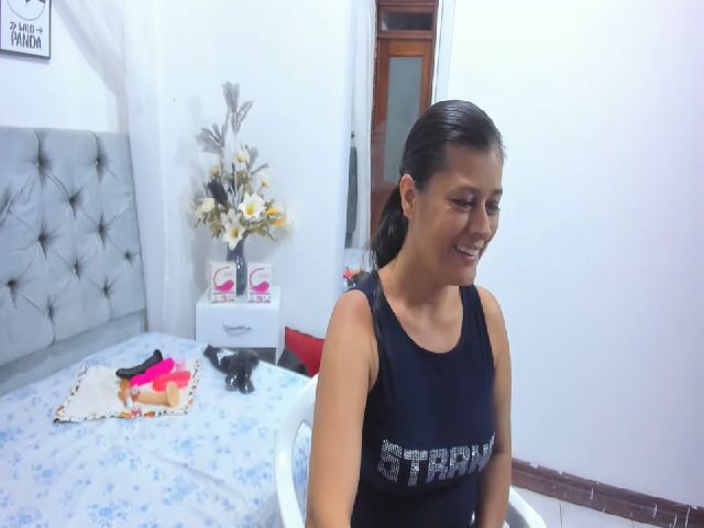 Live sex webcam photo for MILF_KARYNA #272351872