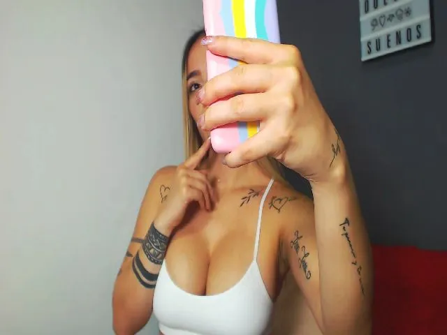 Live sex webcam photo for MackenzieJoe #274012890