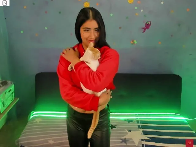 Live sex webcam photo for Madalinekroft #273995733