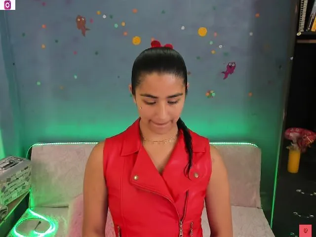 Live sex webcam photo for Madalinekroft #274067636