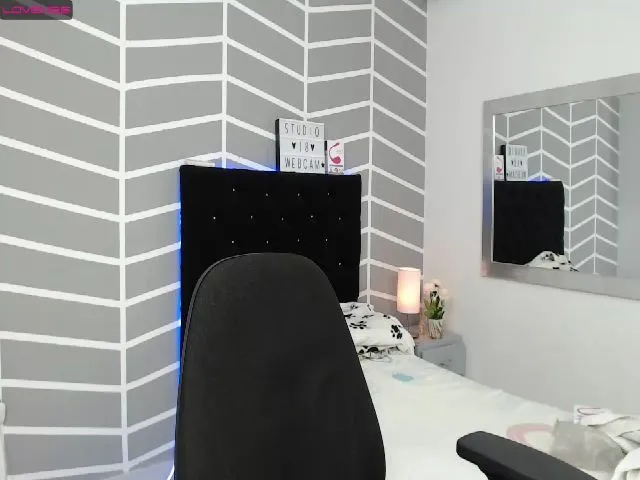 Live sex webcam photo for MaddySilver #274375094