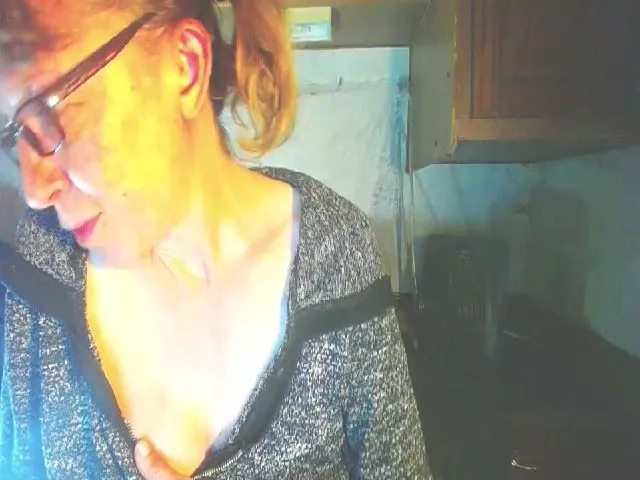 Live sex webcam photo for MadisonAc #273096497