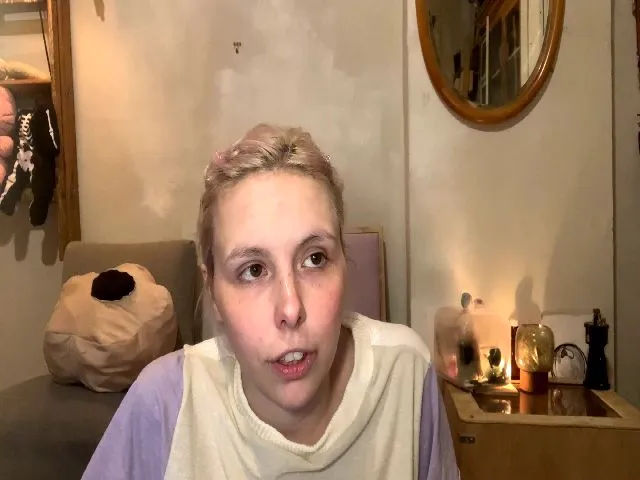 Live sex webcam photo for Maebbaby #274028330