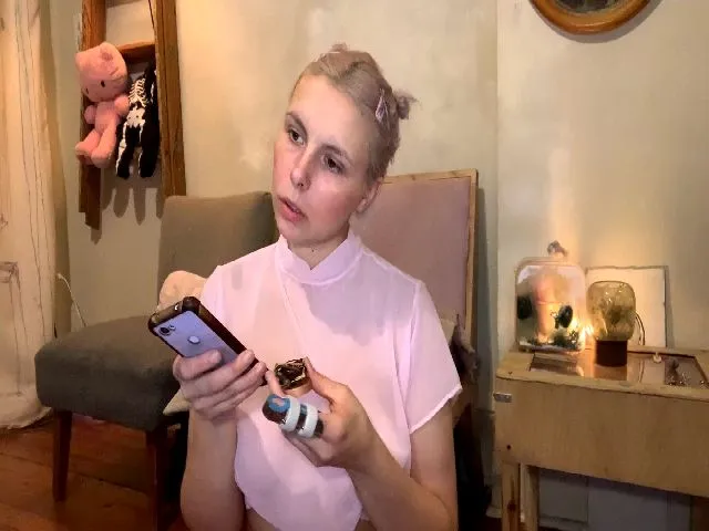 Live sex webcam photo for Maebbaby #274490156